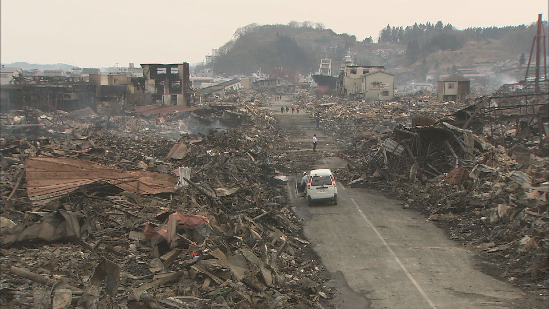 洋書 Japan and Natural Disasters Natural Disaster and Nuclear Crisis in Japan: Response and